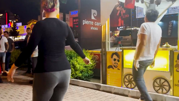 Sosyal medya fenomeni Çılgın Dondurmacı'nın tesettürlü kadınla yaptığı dans şovu