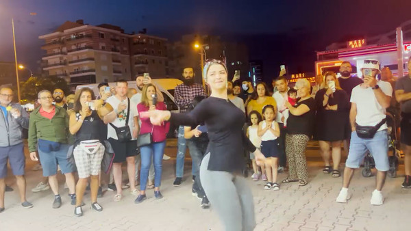 Çılgın Dondurmacı Mehmet Dinç'in tesettürlü kadınla yaptığı dans şovu olay oldu