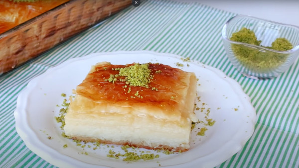 Herkes börek sanıyor ancak durum farklı. Baklavalık yufka ile Laz böreği tarifi