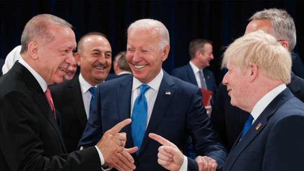 NATO Zirvesi'nde Cumhurbaşkanı Erdoğan, Biden ve Johson tarafından samimi görüntüer! 'Çok güzelsin'