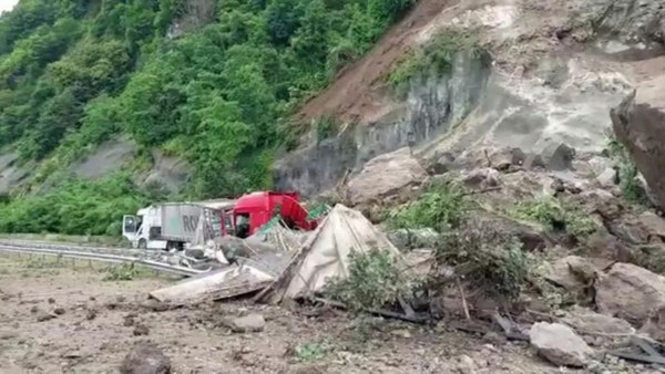 Son dakika: Artvin'de heyelan 1 ölü 1 yaralı var!