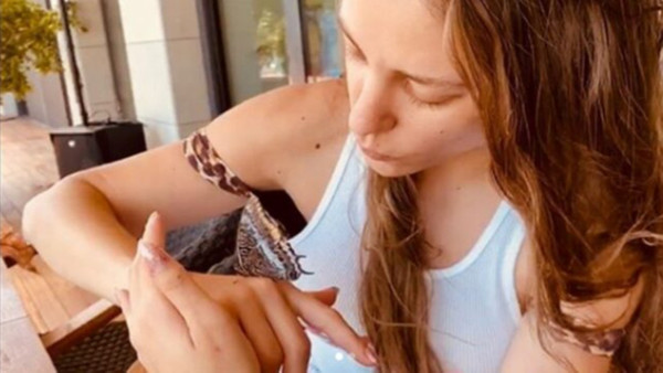 Serenay Sarıkaya Doğal Selfy Kervanına Katıldı! Makyajsız Hali Görenleri Şaşırttı! Meğer Makyaj Güze