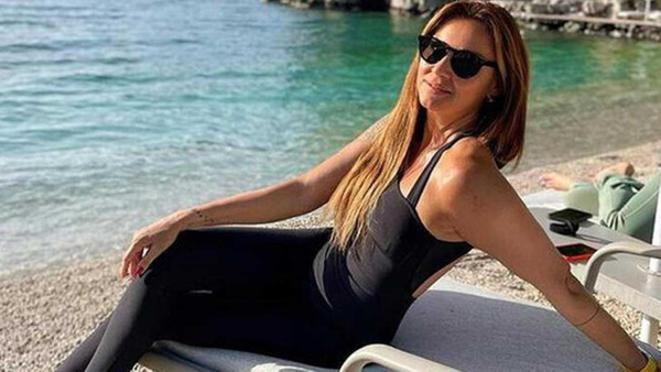 Güzel Oyuncu Pınar Altuğ Gençlere Taş Çıkardı! Sahil Pozları Görenleri Hayran Bıraktı!