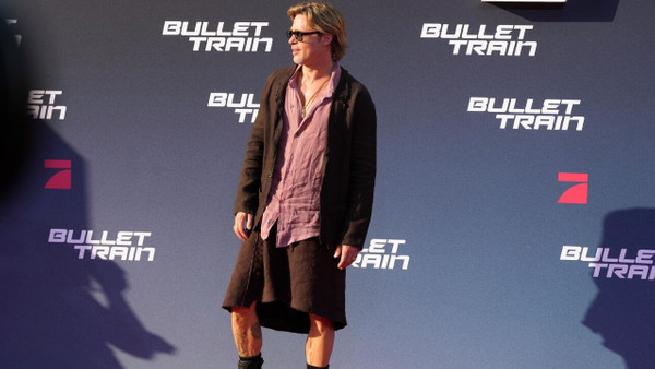 Ünlü Oyuncu Brad Pitt, Yeni Filminin Tanıtımına Kahverengi Eteği ile Katıldı!
