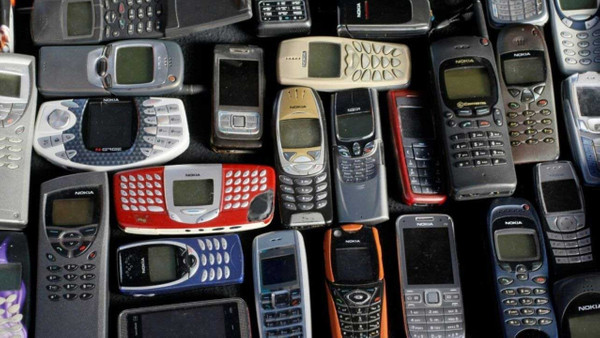 Eski cep telefonlarını atmayanlara piyango vurdu hemen bakın fiyatı binlerce TL oldu!