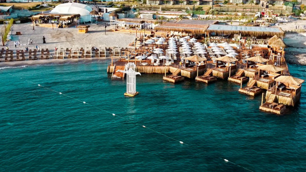 Tatilciler Dikkat! Çeşme Beach'lerindeki Giriş Ücretleri Şoke Ediyor! İşte Fiyatlar!