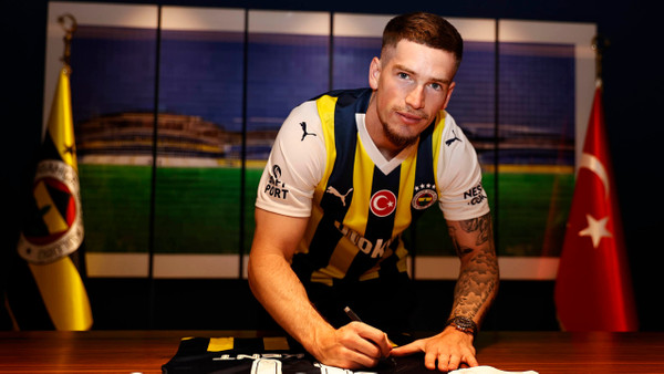 Fenerbahçe, Ryan Kent'e 4 yıllık imzayı attırdı