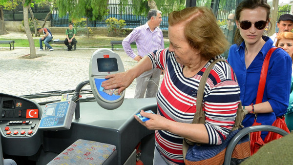 Bir büyükşehir belediyesi toplu taşıma ücretlerine yüzde 90 zam yaptı!