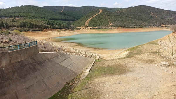 Kuraklık felaketi kapıda: O ilçede çeşmeler ücretli oldu! Barajlar kurudu, su kullanımına kısıtlama