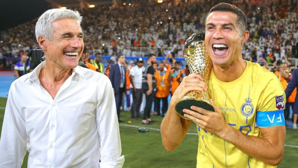 Ronaldo Suudi Arabistandaki ilk kupasını kaldırdı