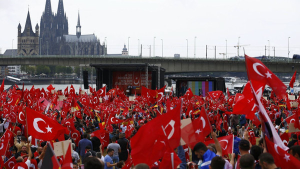 "Almanya'da yaşayan Türklere 3 yılda Alman Vatandaşlığı müjdesi!