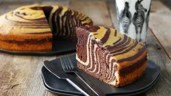 Lezzeti ve görseli ile damak çatlatan zebra kek tarifi.. Usta şeften tüm püf noktaları ile zebra kek