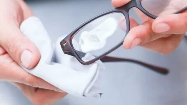 Gözlük camlarınızı evde nasıl onarabilirsiniz? Gözlük camları nasıl temizlenir?