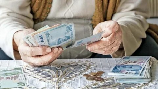 Emekliye çifte müjde geldi: Emeklilerin maaşlarına zam ve ikramiye müjdesi!