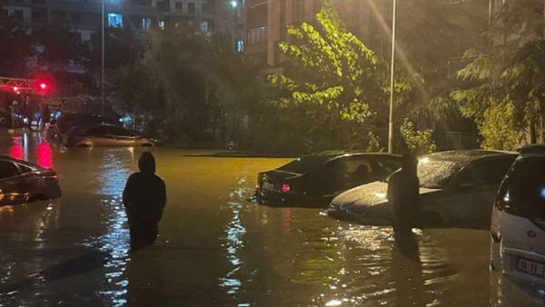 Vatandaş artık isyan etti! İstanbul'da yoğun sağanak yağışın ardından yollar göle döndü!