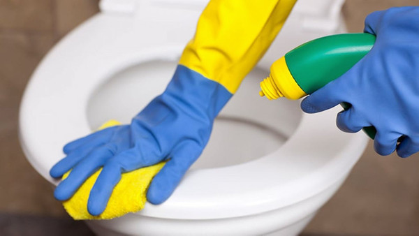 Tuvalette oluşan sarı lekeler nasıl çıkar? Tesisatçılar formülü verdi Aslında temizliği çok basitmiş
