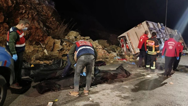 Mersin-Antalya D-400 karayolunda korkunç kaza