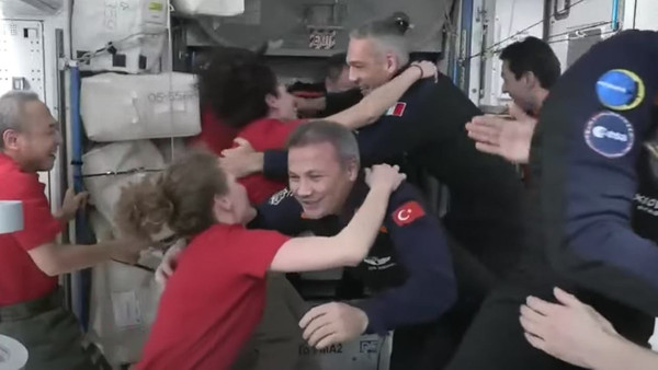 Türk astronot Alper Gezeravcı istasyona giriş yaptı
