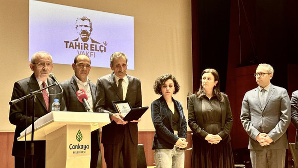 Kılıçdaroğlu, Cumartesi Anneleri'ne ödül takdim etti