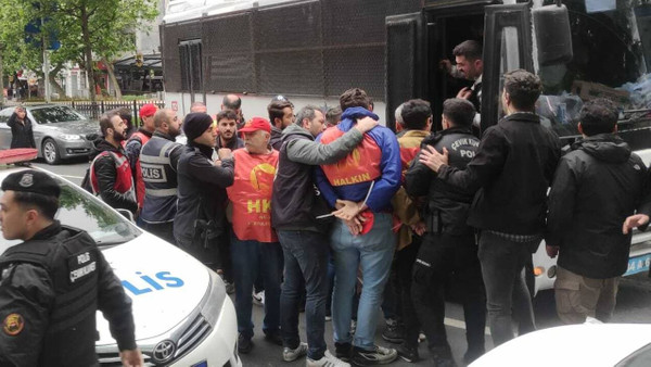 Taksim'e çıkmaya çalışan HKP'li gruba polis müdahale etti