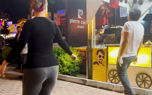 Sosyal medya fenomeni Çılgın Dondurmacı'nın tesettürlü kadınla yaptığı dans şovu
