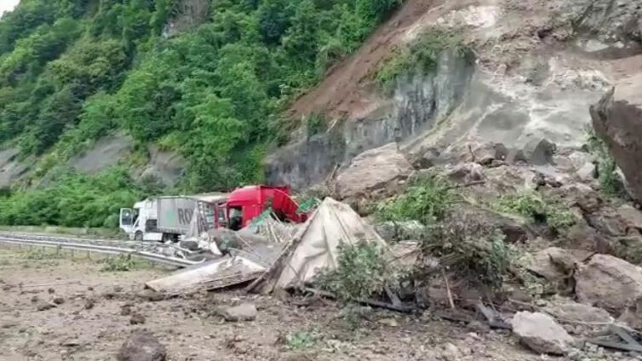 Son dakika: Artvin'de heyelan 1 ölü 1 yaralı var! - Resim : 1