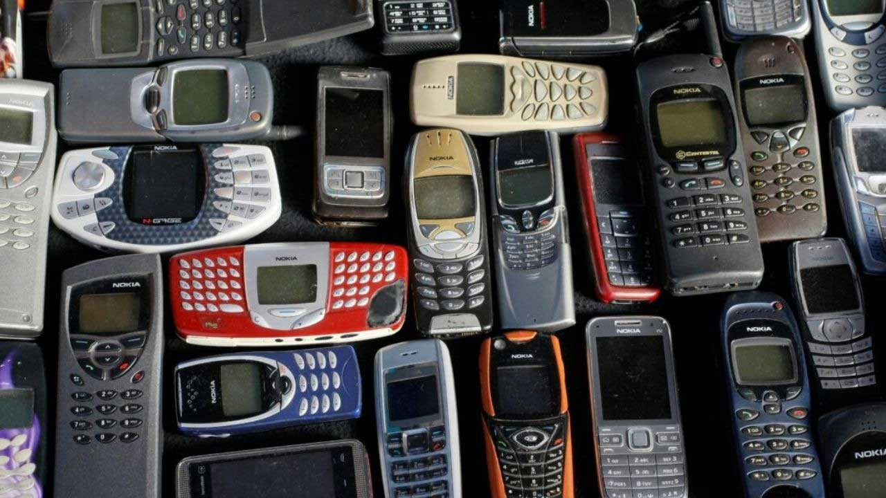 Eski cep telefonlarını atmayanlara piyango vurdu hemen bakın fiyatı binlerce TL oldu! - Resim : 1