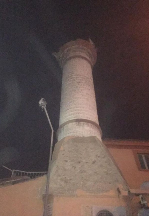 İzmir'de gece yarısı korkutan şiddetli deprem caminin minaresi yıkıldı yaralılar var! - Resim : 1
