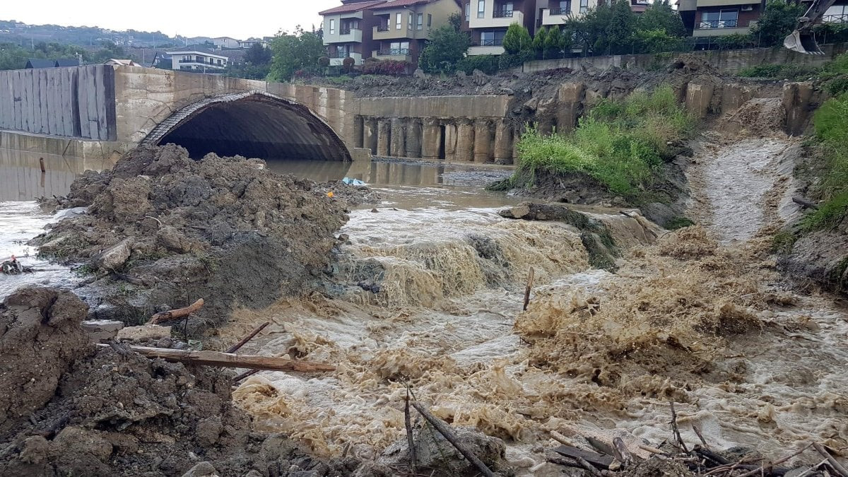 Sakarya gece yarısı sel, sağanak, felatiyle uyandı Hendek, Karasu, Sapanca, Akyazı'yı sel aldı - Resim : 1