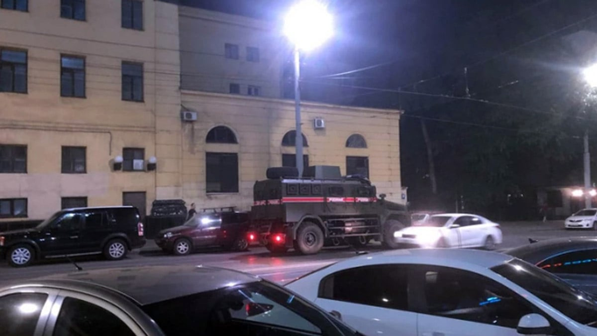 Rusya'da darbe mi oluyor? Tanklar asker sokağa indi! Halka evden çıkmayın uyarısı yapıldı - Resim : 3