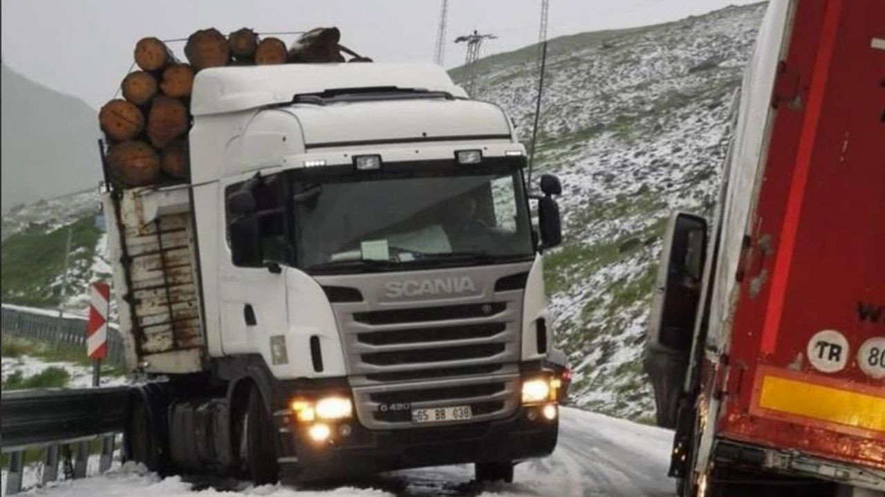 Artvin'de Haziran ayında her taraf beyaza büründü 30 cm yağan kar sonrası Karayolları ekipleri kar temizleme ve tuzlama çalışması başlattı - Resim: 3