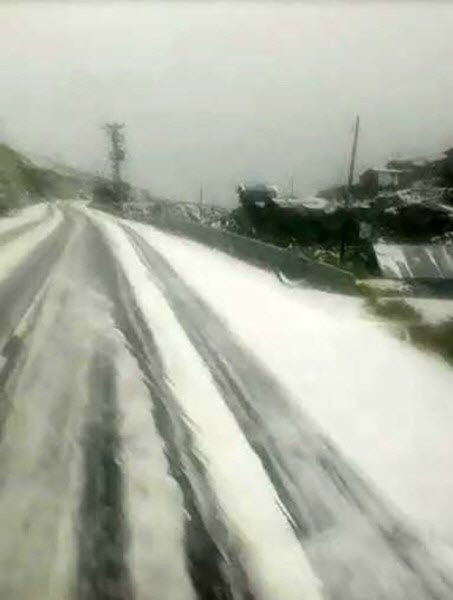 Artvin'de Haziran ayında her taraf beyaza büründü 30 cm yağan kar sonrası Karayolları ekipleri kar temizleme ve tuzlama çalışması başlattı - Resim: 2