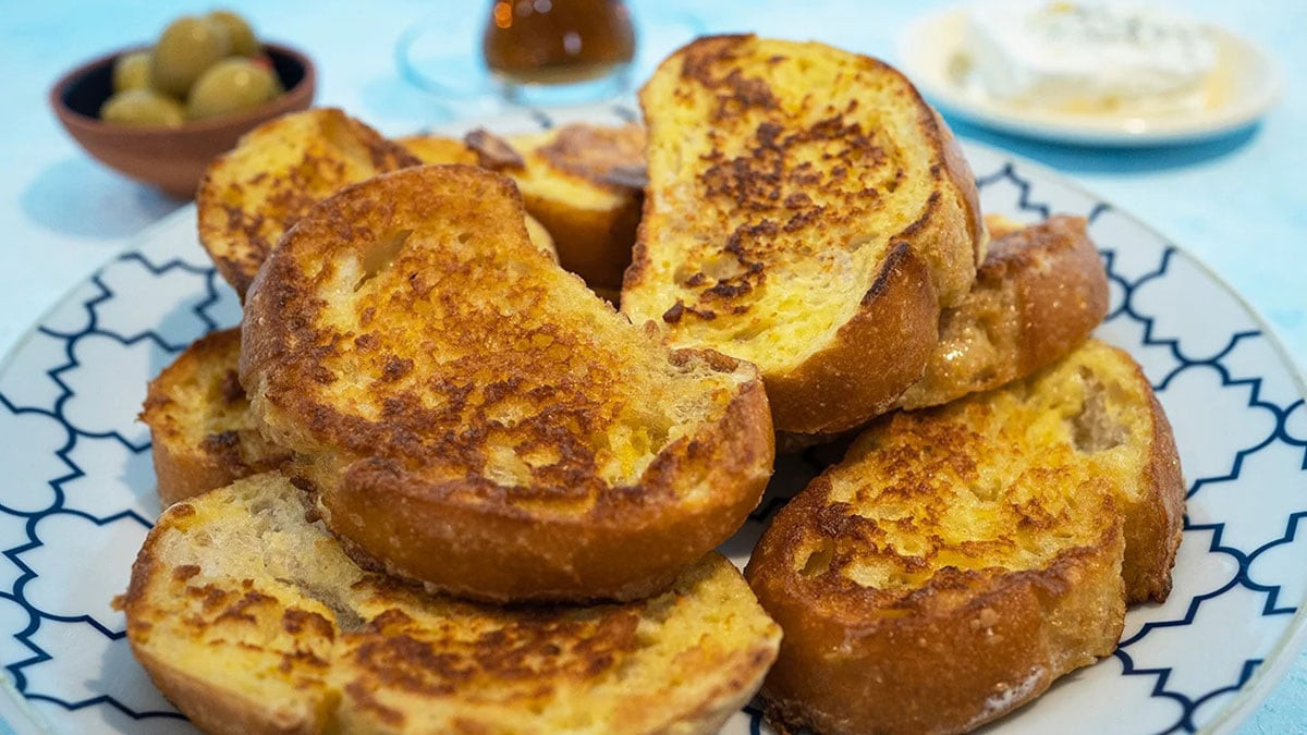 Şipşak hazır kahvaltılık yumurtalı ekmek tarifi!  Bayat ekmekleriniz ziyan olmasın Ekmek kızartmasını herkes yapabilir ama bu tarifle sizinki muhteşem olacak - Resim : 1