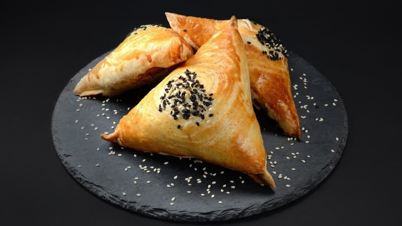 Çay saatlerinin, kahvaltıların vazgeçilmezi! Peynirli üçgen börek! Peynirli üçgen börek nasıl yapılır? Peynirli üçgen börek tarifi?