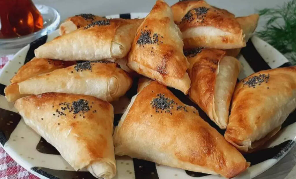 Çay saatlerinin, kahvaltıların vazgeçilmezi! Peynirli üçgen börek! Peynirli üçgen börek nasıl yapılır? Peynirli üçgen börek tarifi? - Resim : 1