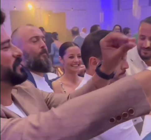 Burak Özçivit, Buse Arslan ile Çağrı Şensoy'un düğününde sahneden inmedi - Resim : 2