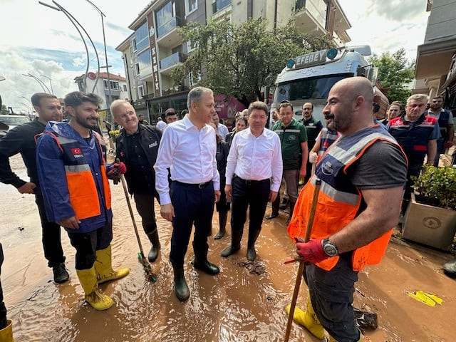 İçişleri Bakanı Ali Yerlikaya’dan şiddetli yağış uyarası: 4 ilde bu geceye dikkat! Şiddetli yağış sürecek! 100 kilometreye yağış düşecek… - Resim : 1