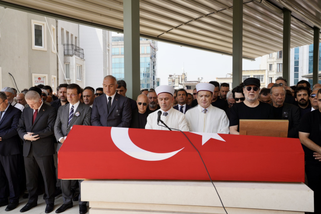 69 yaşında hayatını kaybeden Özkan Uğur son yolculuğuna uğurlandı, ünlüler cenaze törenine akın etti - Resim : 3