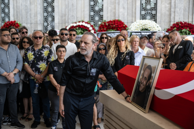 69 yaşında hayatını kaybeden Özkan Uğur son yolculuğuna uğurlandı, ünlüler cenaze törenine akın etti - Resim : 1