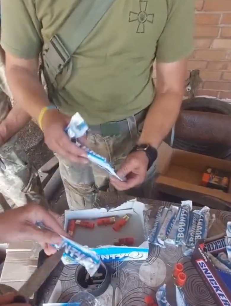 Ukrayna ordusunun Bounty ve Snickers paketleriyle mermi temin ettiği bir video yayınlandı (Video) - Resim : 1