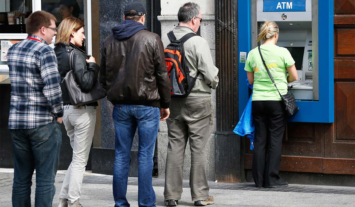 Bozuk ATM'ler Para Dağıttı.. ATM'nin İstediği Kadar Para Verdiğini Duyan Vatandaşlar Akın Etti - Resim : 1