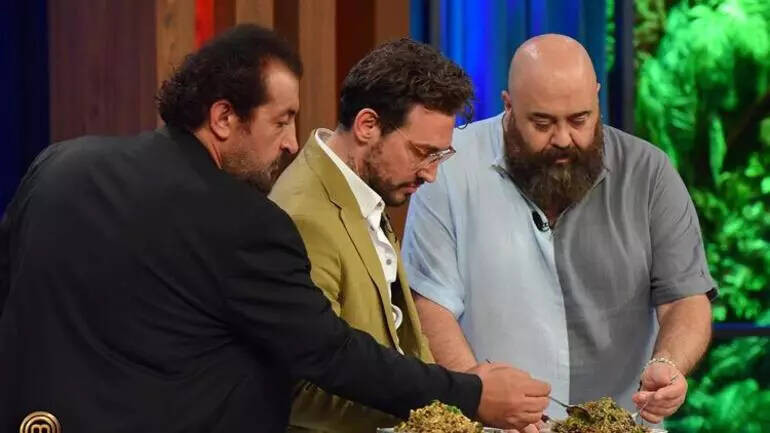 MasterChef All Star’da eleme adayları belli oldu: Mehmet Şeften mavi takıma ilginç yemek tepkisi geldi! ''Hayatta yemem! Bu yılan balığına bir kişi bakmadı mı t - Resim : 2