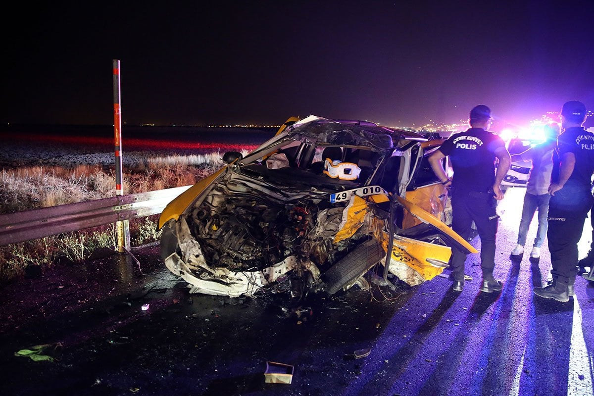 Muş-Bingöl karayolunda 6 araç karıştığı zincirleme kaza: 3 kişi hayatını kaybetti, 8 kişi ise yaralandı - Resim : 1