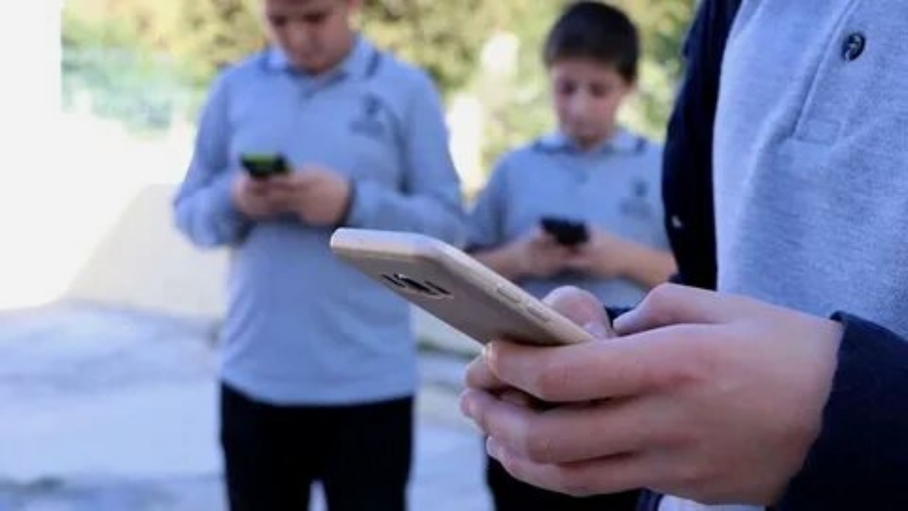 MEB'den okullarda cep telefonu kullanımına yönelik düzenleme kararı! Öğrenciler bu haber sizin için..
