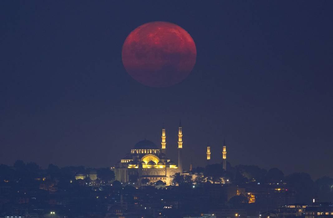 Gökyüzünde görsel şölen yaşandı.. İstanbul semaları "Süper Ay" ile şenlendi.. - Resim : 1