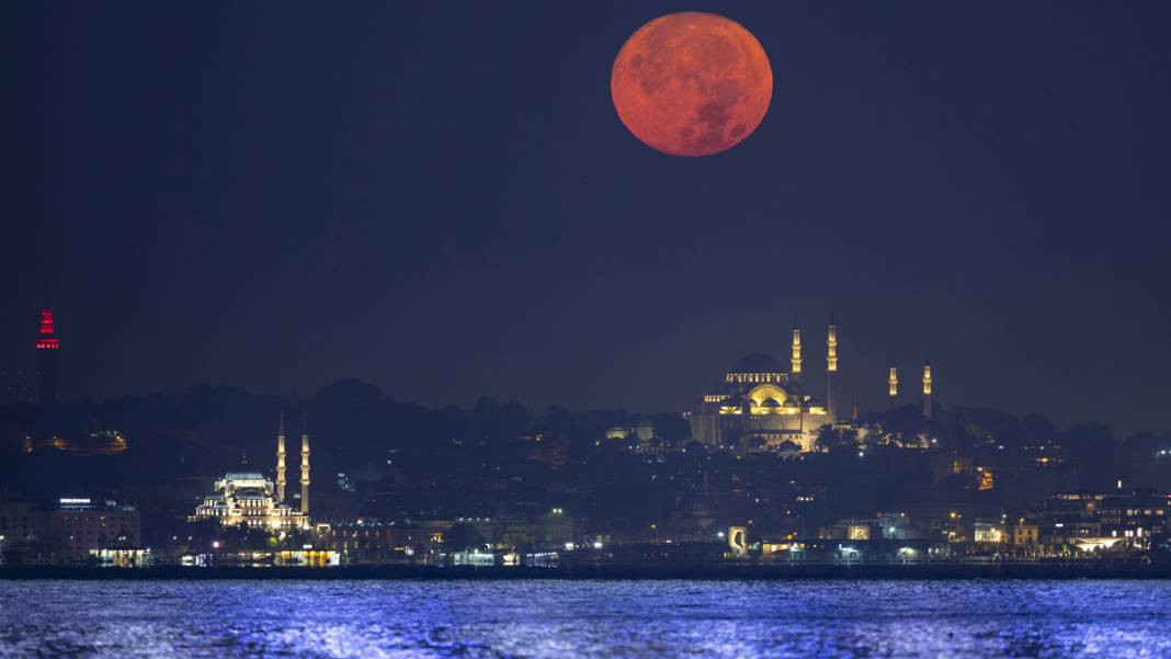 Gökyüzünde görsel şölen yaşandı.. İstanbul semaları "Süper Ay" ile şenlendi.. - Resim : 2