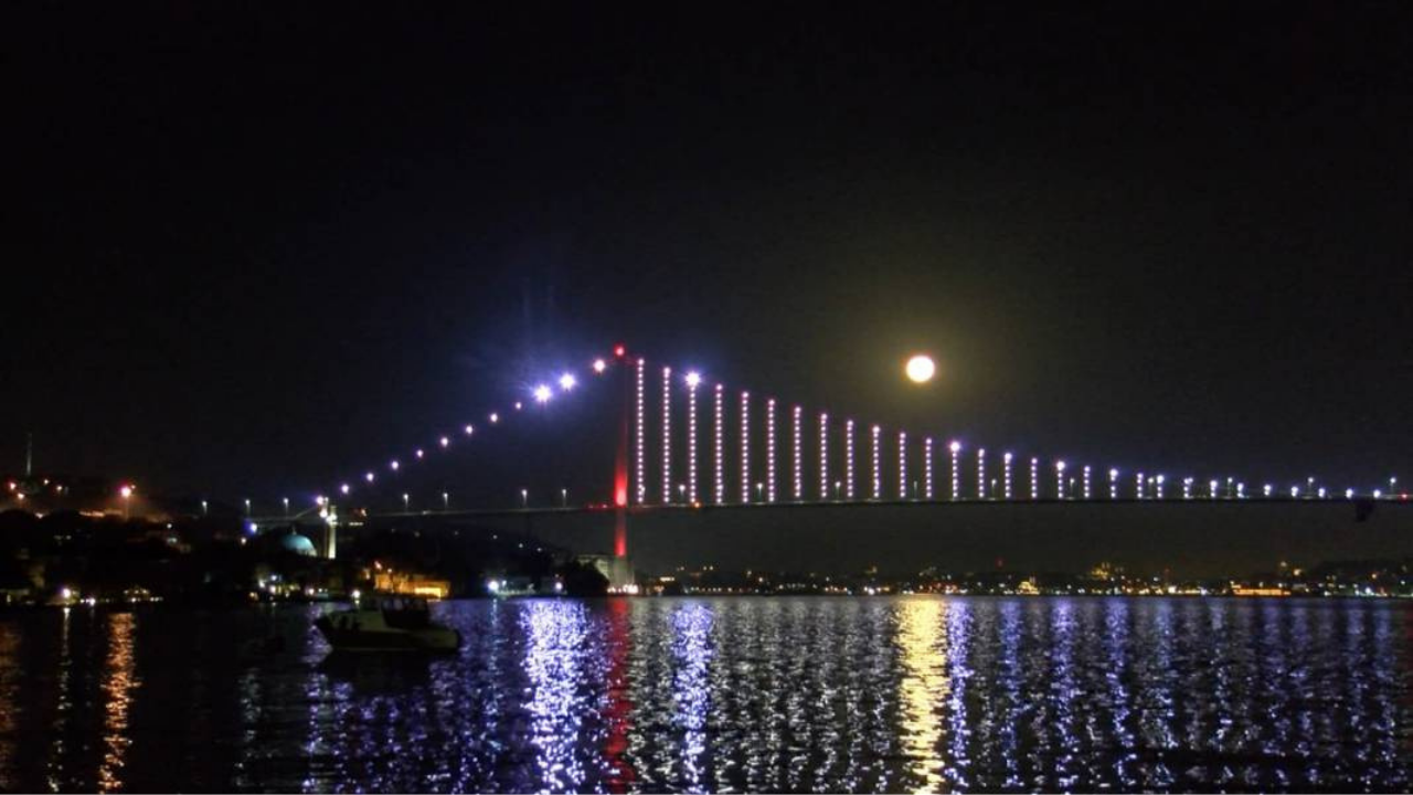 Gökyüzünde görsel şölen yaşandı.. İstanbul semaları "Süper Ay" ile şenlendi..