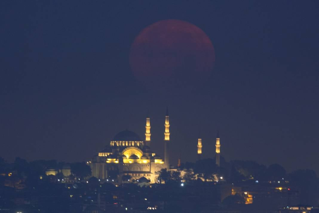 Gökyüzünde görsel şölen yaşandı.. İstanbul semaları "Süper Ay" ile şenlendi.. - Resim : 4