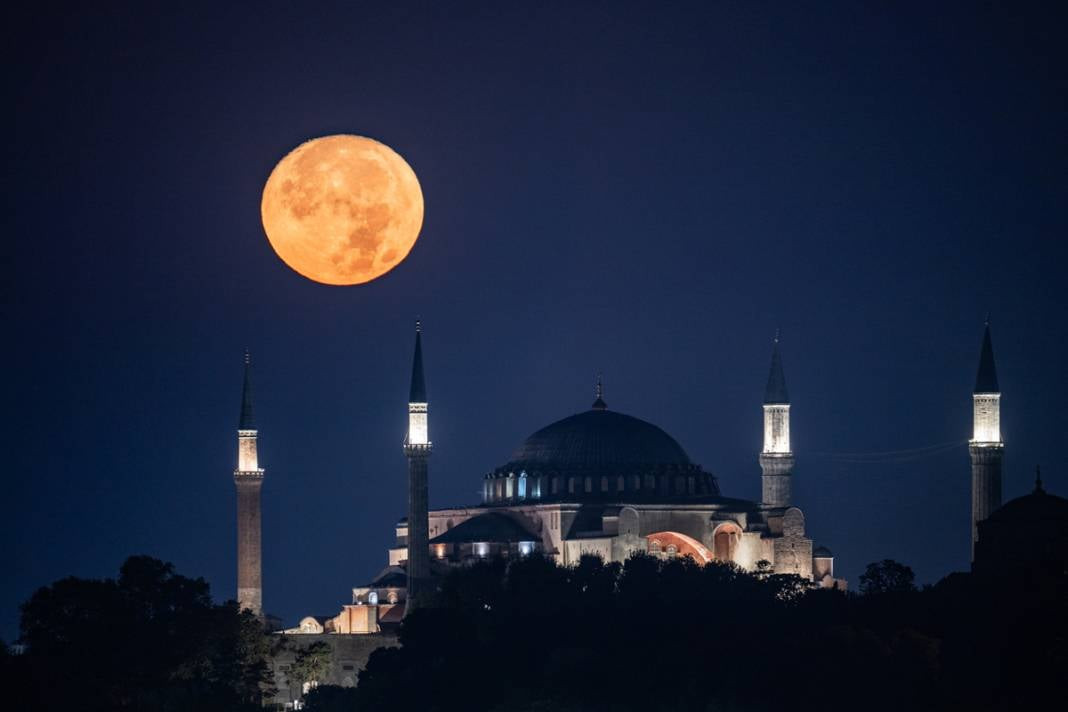 Gökyüzünde görsel şölen yaşandı.. İstanbul semaları "Süper Ay" ile şenlendi.. - Resim : 8