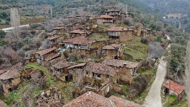 İzmir'in en ücra köşesinde, sadece 8 kişinin yaşadığı Lübbey köyü, hayaletli hikayeleriyle korkutuyor: Türkiye'nin hayalet köyü Lübbey nerede? - Resim : 1